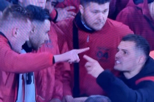 火气很大扎卡输球后与球迷发生冲突