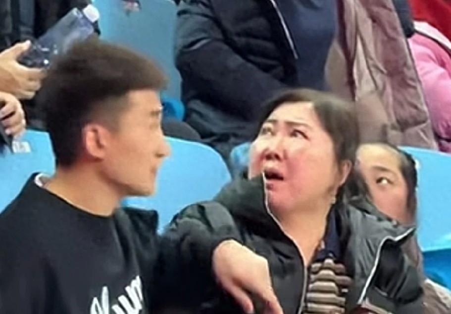 开云官网-郁闷！孙铭徽家人与安保冲突！布朗疯狂出手26次，决战三分打铁！
